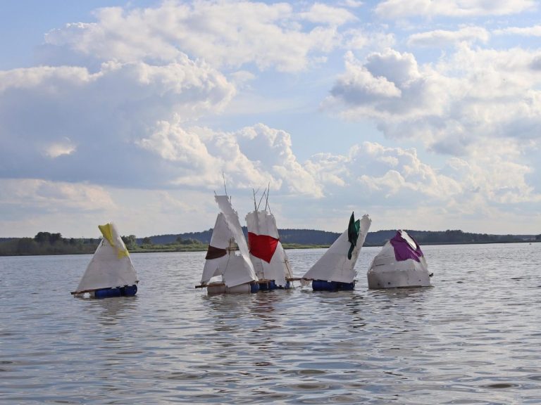Fünf Kunstwerke mit bunten Elementen auf dem Rangsdorfer See.