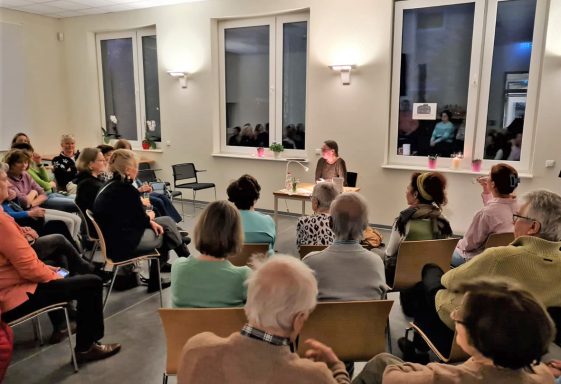 Menschen sitzen bei der Lesung von Zitzmann.